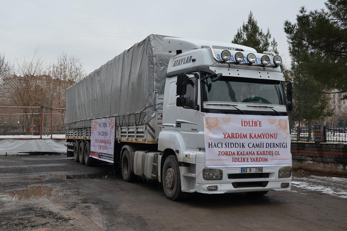 Diyarbakır'dan İdlib'e 1 TIR yardım gönderdi